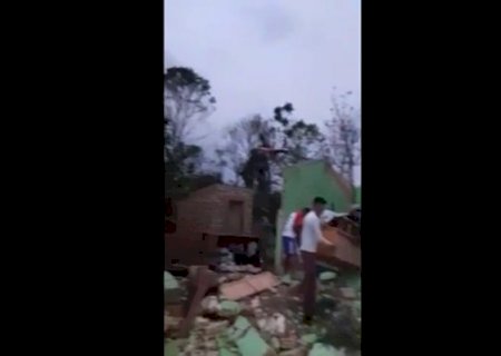 Tornado deixa rastro de destruição e 5 pessoas feridas na fronteira