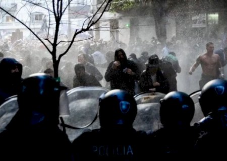 Protesto de apoiadores da vice-presidente da Argentina tem 14 policiais feridos