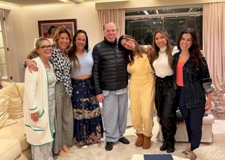 Fora do ar, Silvio Santos faz aparição rara com as filhas