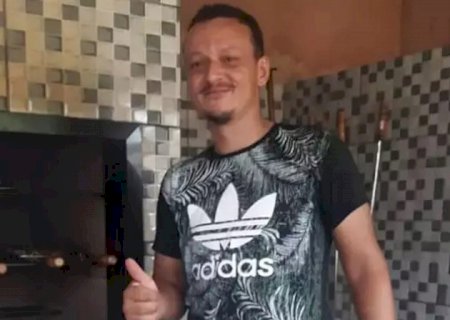Motociclista morre após cair em bueiro e ser arremessado contra poste