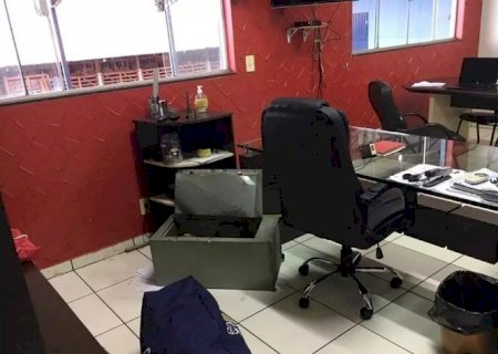 Ladrões escalam muro e usam guarda-sol para anular sensor e furtar cofre