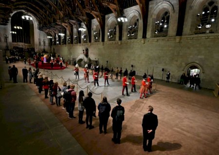 Milhares de pessoas prestam homenagem a Elizabeth II