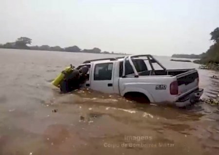 Caminhonete vai parar no Rio Paraguai e é removida com auxílio de mergulhador