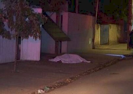 Homem &eacute; morto com tiros na cabe&ccedil;a e costas pela ex-namorada e atual marido dela
