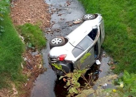 Veículo com três pessoas cai de ponte na manhã deste domingo