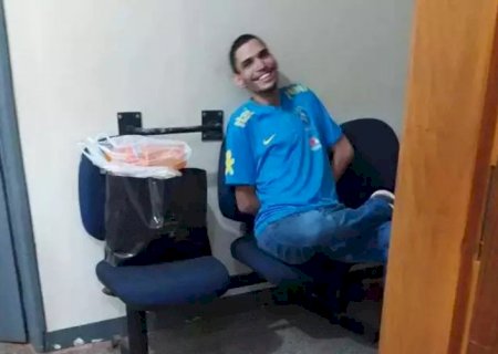 Preso 7 dias após ser solto, traficante ri em delegacia