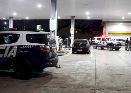 Homem é executado na frente da esposa e 3 crianças em posto de combustível