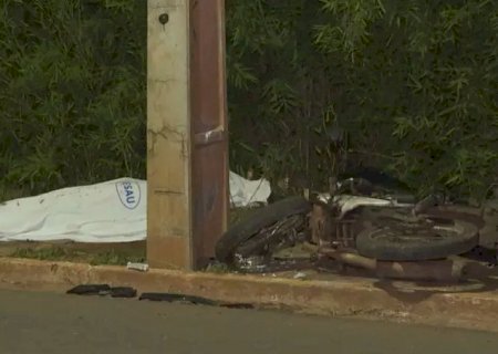 Motociclista que morreu ao bater em poste de avenida tinha 30 anos