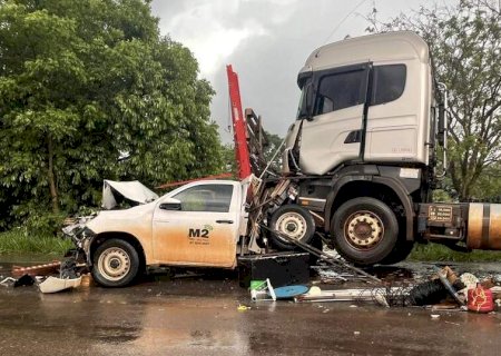 Carreta destrói traseira de camionete que estava estacionada na MS-178