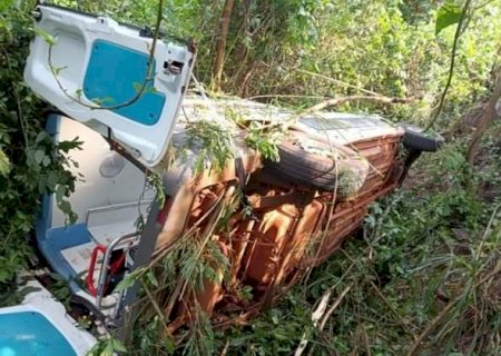 No Paraná, carreta e ambulância de MS batem e 4 ficam feridos