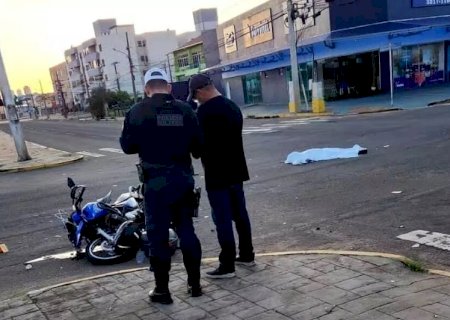 Jovem morre ao ser arremessado após colisão de moto e caminhonete