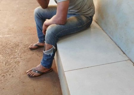 Homem esfaqueia ex-mulher após bebedeira e é preso dormindo com os filhos