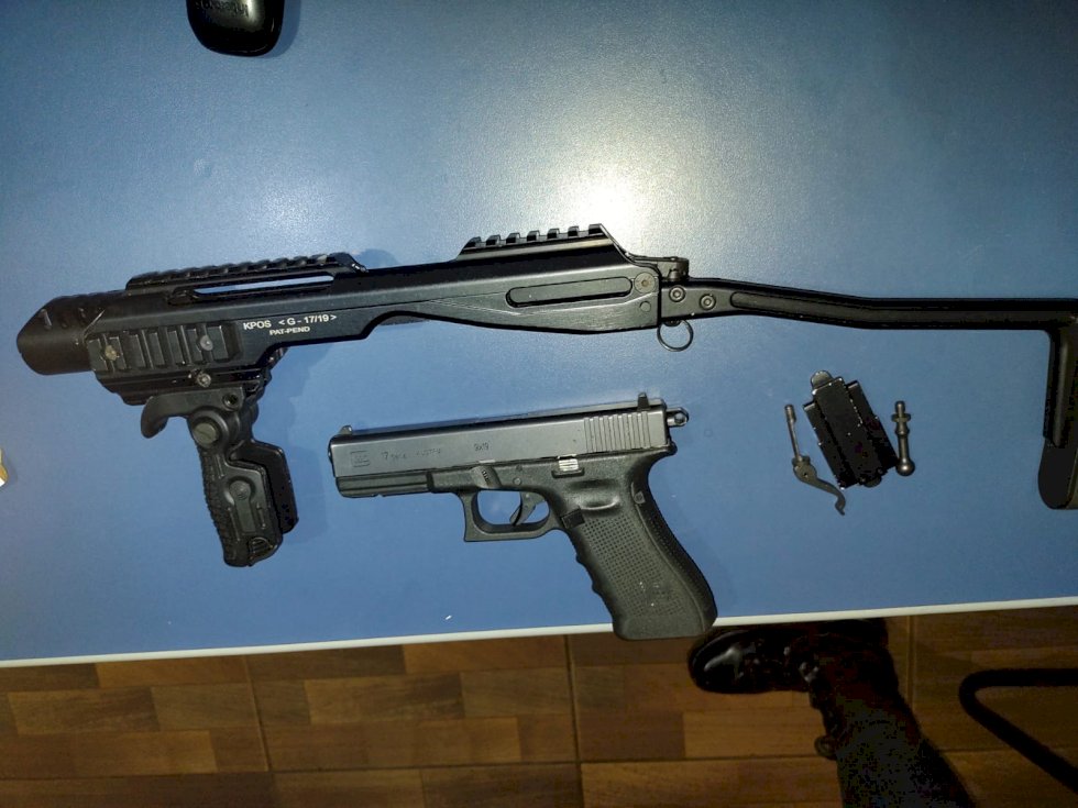 Homem e mulher são presos após serem flagrados com mais de 100 kg de maconha e uma pistola Homem e mulher são presos após serem flagrados com mais de 100 kg de maconha e uma pistola
