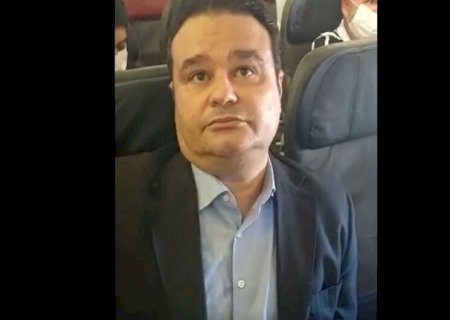 Deputado é abordado em avião e bate-boca com eleitor
