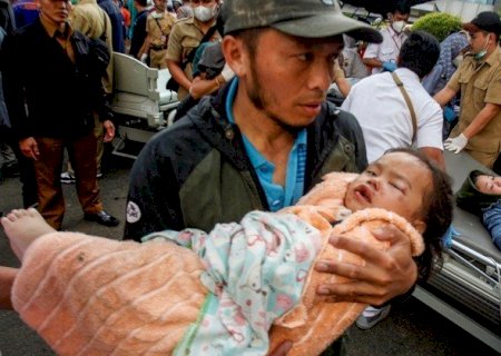 Sobe para 268 número de mortos em terremoto na Indonésia; muitas das vítimas são crianças