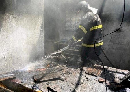 Filho coloca fogo em guarda-roupa e tranca os pais enquanto dormiam
