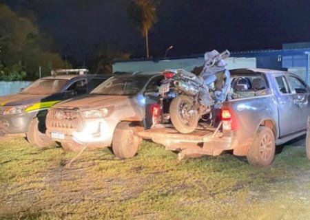 Perseguição termina com tiros, caminhonetes apreendidas e moto tombada