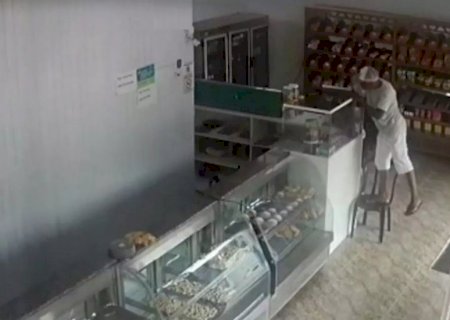 Sem saber que padaria tinha câmeras, homem furta dinheiro de caixa e vai preso