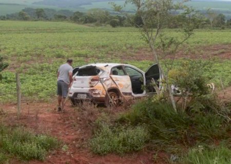 Motorista perde controle em rodovia, carro capota e cai em barranco