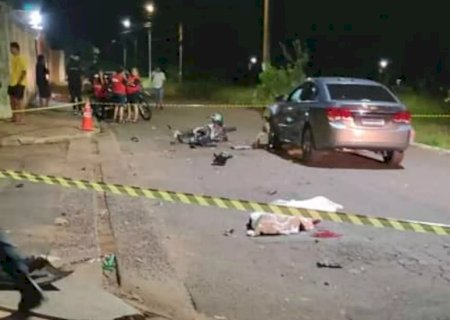 Motociclista invade a contramão, colide em carro e morre