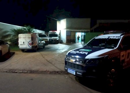 Após briga, homem tenta matar amigo com oito disparos