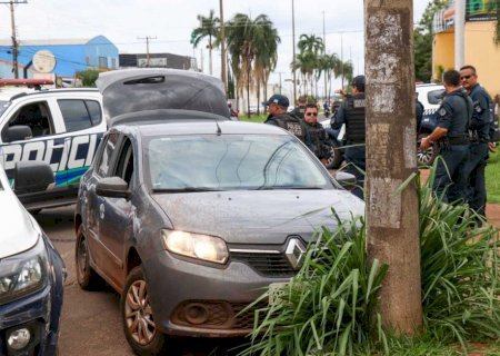 Ladrão de carro atinge viatura da PM e poste durante perseguição