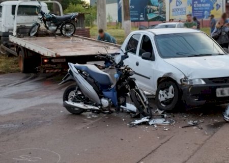 Motociclista de 20 anos morre após colisão com carro
