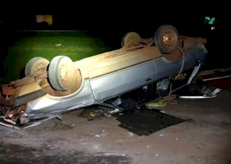 Motorista perde controle da direção e capota veículo em rotatória