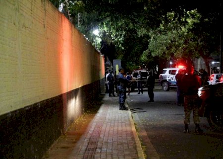 Homem morre baleado em frente à Casa do Albergado e um fica ferido