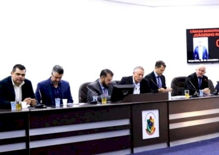 Câmara decide convocar suplentes de 8 vereadores afastados pela Justiça