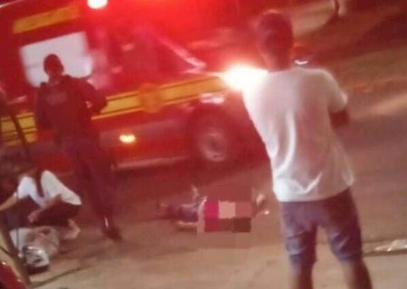 Sem capacete, passageira de moto morre em colisão com carreta
