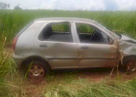 Idoso morre após capotar veículo e três crianças ficam feridas