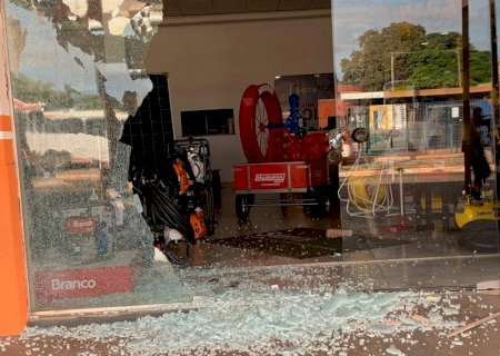 Em menos de 10 segundos, bandido quebra loja e sai carregando motosserra