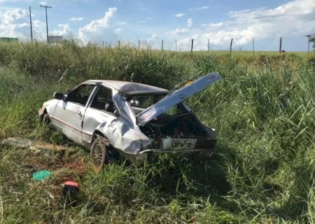 Mulher morre ao ser lançada de veículo em capotamento na BR-267