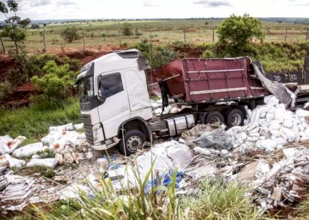 Motorista perde controle e tomba carreta carregada de porcelanato e marmitex na BR-163