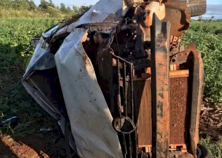 Após colidir em motocicleta, carro capota e mata quatro pessoas