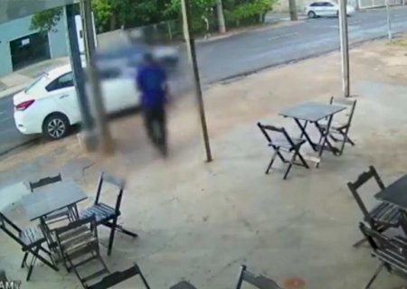 Vídeo: cliente ‘ousado’ furta carro logo após ver idoso estacionar veículo em padaria