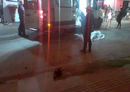 Motociclista que morreu na noite desta sexta-feira teria tentado desviar de pedestres na rua