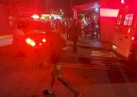 Homem é baleado por motociclista e morre no meio fio