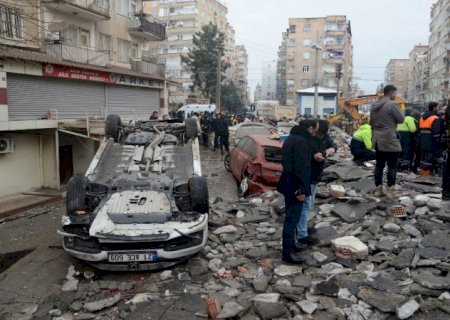Terremoto de magnitude 7,8 deixa mais de 2.600 mortos na Turquia e na Síria