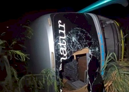 Ônibus que retornava para o MS tomba no Paraná e deixa vários feridos