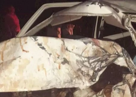 Carro colide em carreta, motorista morre e passageiro fica ferido