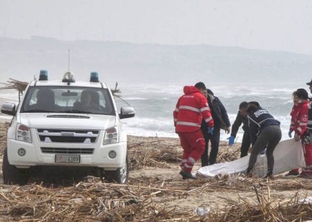 Salta para 59 o número de migrantes mortos após barco afundar no sul da Itália