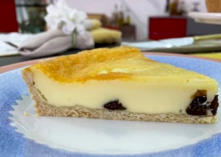 Torta de leite condensado com ameixa