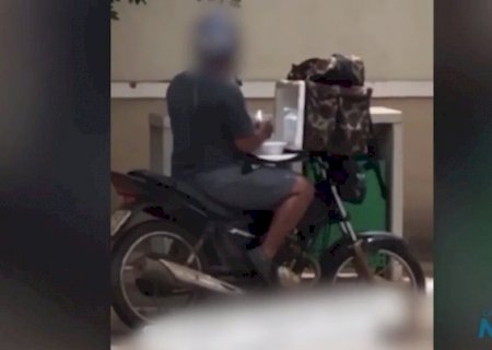 Motoboy é filmado abrindo e comendo marmitas de clientes