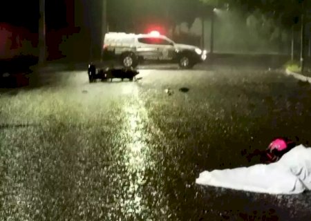 Na contramão, motociclista bate em carreta e morre