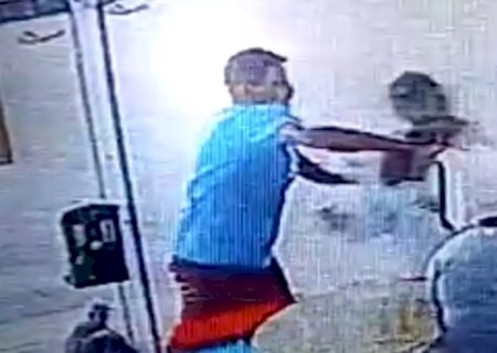 Idoso entra em coma ao ser agredido a socos e assaltado em supermercado