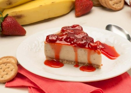 Torta de banana e morango