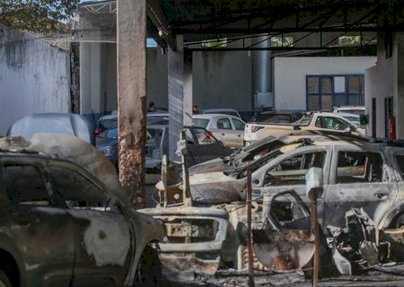 Incêndio em funilaria destrói 7 carros e dono estima prejuízo de R$ 700 mil