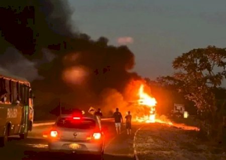 Carreta pega fogo na MS-134 e incêndio bloqueia trânsito de veículos